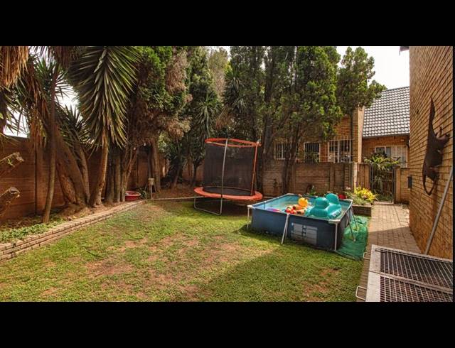 2 BEDROOM TOWNHOUSE FOR SALE IN VAN RIEBEECK PARK